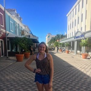 Meet your Posher, Danielle